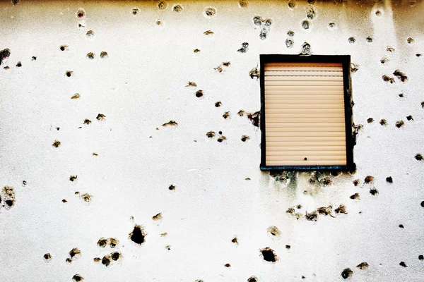 Buracos de bala em uma fachada de casa — Fotografia de Stock