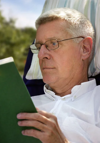 Senior Man reading book — Stock Photo, Image
