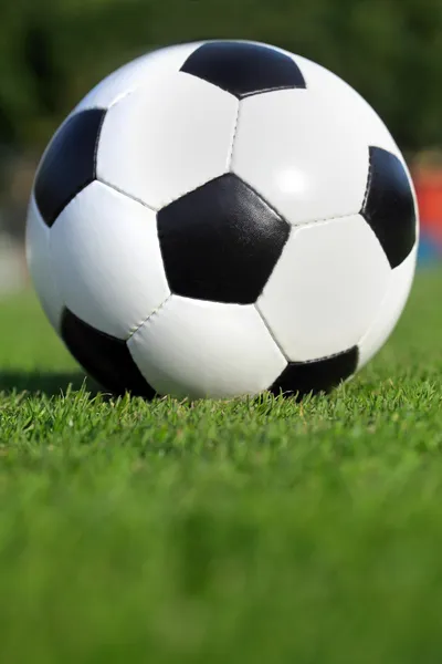 Bola de futebol na grama — Fotografia de Stock