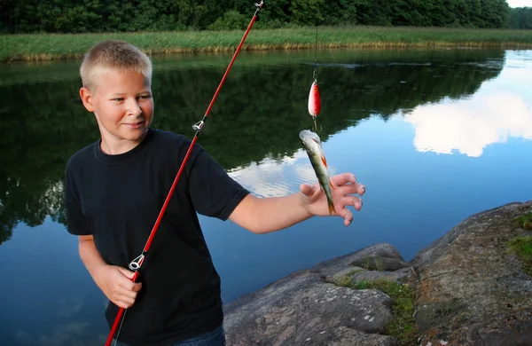 Αγόρι που κατέχουν τα ψαριά της ημέρας — Φωτογραφία Αρχείου