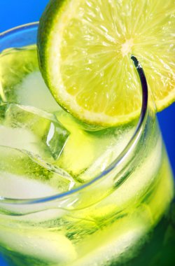 tropikal yeşil limonlu kokteyl