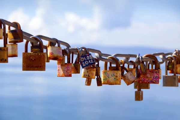 Locks left by lovers — Stockfoto