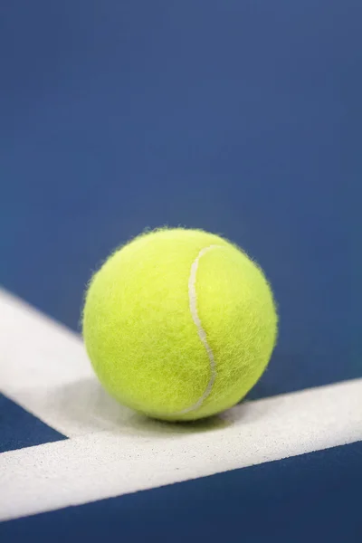 Tennisbal op een tennisbaan — Stockfoto