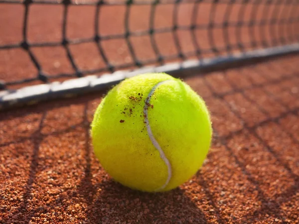Pelota de tenis en una cancha de tenis — Foto de Stock