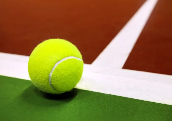 Теннисный мяч на теннисном корте — стоковое фото