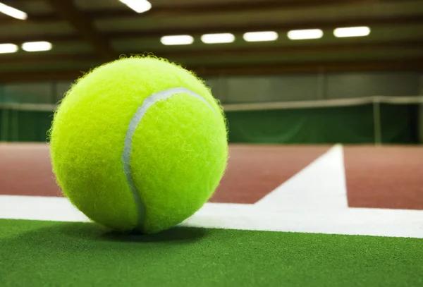 Tenis kortunda tenis topu — Stok fotoğraf