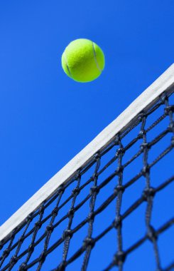 kortta tenis topları