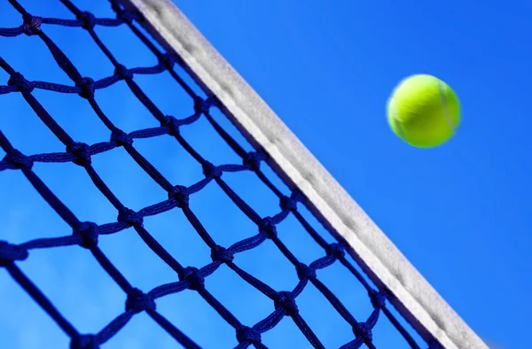 Tennisbollar på domstolen — Stockfoto