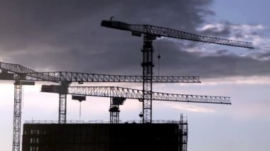 alacakaranlıkta İnşaat vinçleri