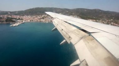 bir uçak pencereden görüntüleme