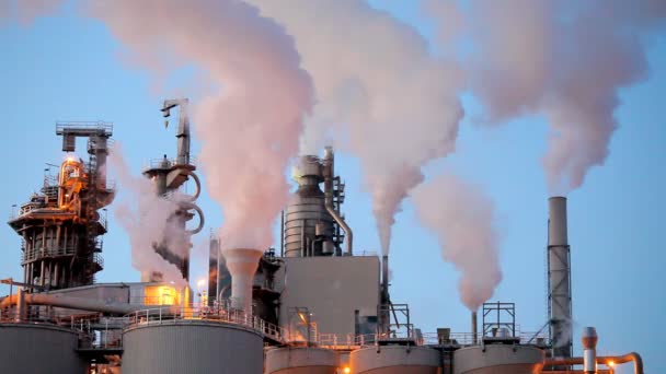 Дымоход с дымом на голубом ясном небе — стоковое видео