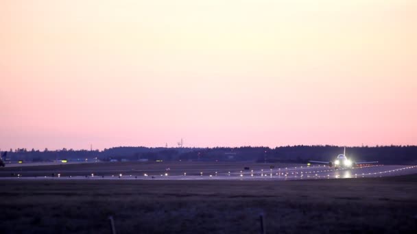 Flugzeug auf Landebahn — Stockvideo