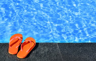 Havuz kenarındaki sandaletler