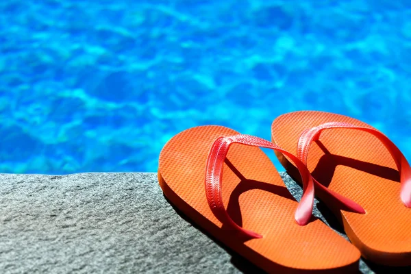 Sandalen am Pool — Stockfoto