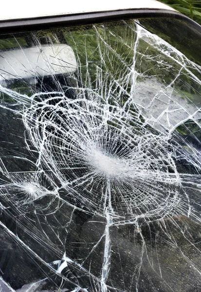 Уничтоженное оконное стекло — стоковое фото