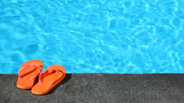 Sandalias junto a una piscina — Vídeos de Stock