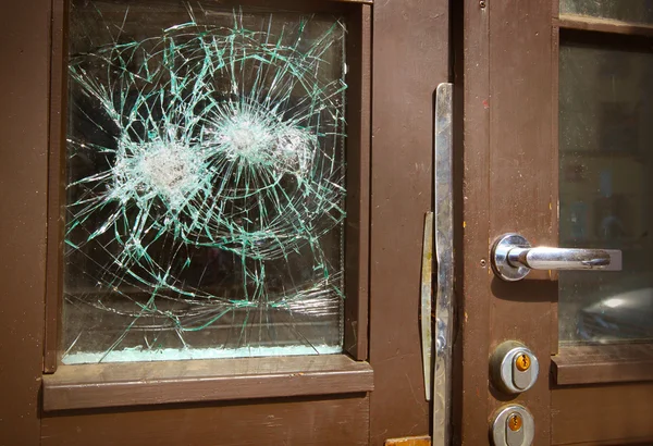 Gebroken raam op deur door vandalisme — Stockfoto