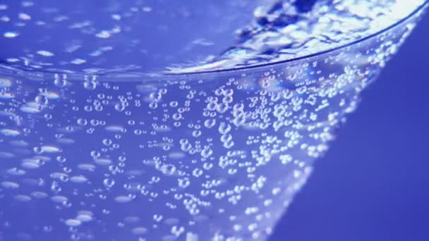 Bublinky stoupající k vodě — Stock video