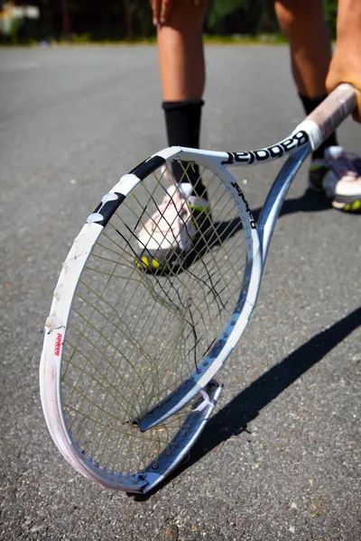 Raqueta de tenis rota —  Fotos de Stock