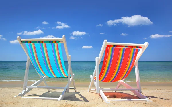 Csíkos székek a strandon — Stock Fotó