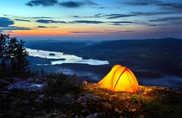 Une tente allumée au crépuscule — Photo