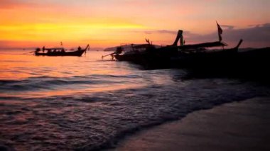 Longtail gemilerde Sahil gün batımında