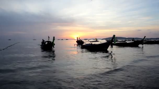 Longtail boten op kust bij zonsondergang — Stockvideo