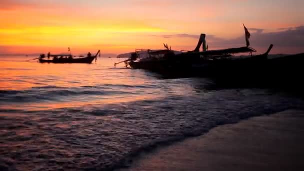 Longtail boten op kust bij zonsondergang — Stockvideo