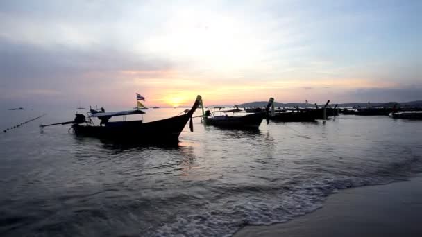 Longtail boten op kust bij zonsondergang — Stockvideo