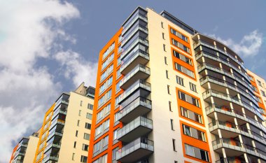 Balkonlu bir apartman.