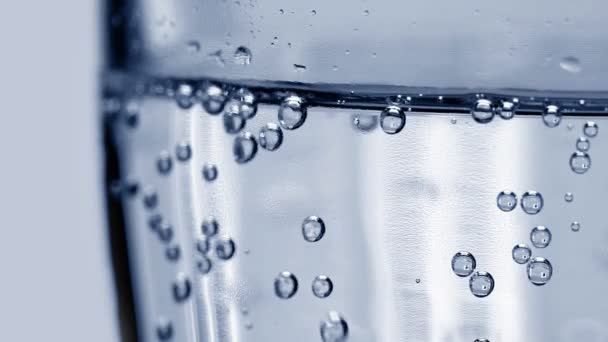 Burbujas de agua de cerca — Vídeo de stock
