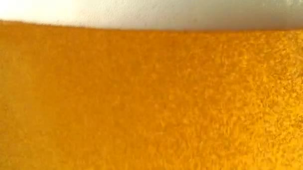 Öl hälls i glaset — Stockvideo