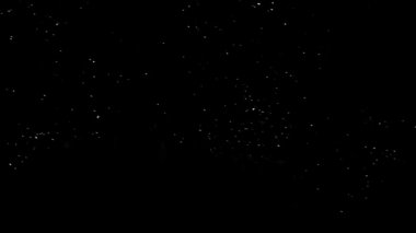 Renkli havai fişekler aydınlatıyor