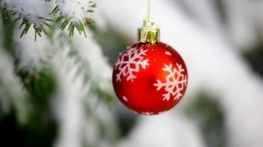 bir Noel ağacına asılı baubles ile kaplı.