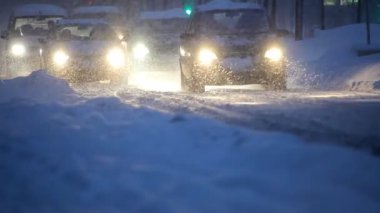 araçlar üzerinde sürüş dolgulu yollar kar
