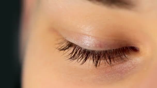 Femme ouvrant son oeil 