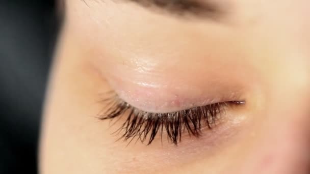 Femme ouvrant son oeil 