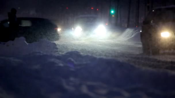 车辆行驶在雪填充的道路 — 图库视频影像