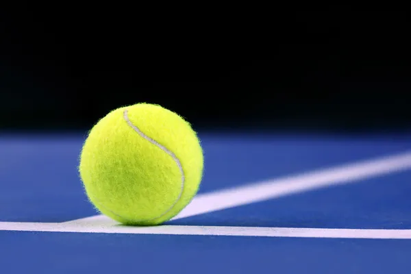 Tennisbal op een tennisbaan — Stockfoto