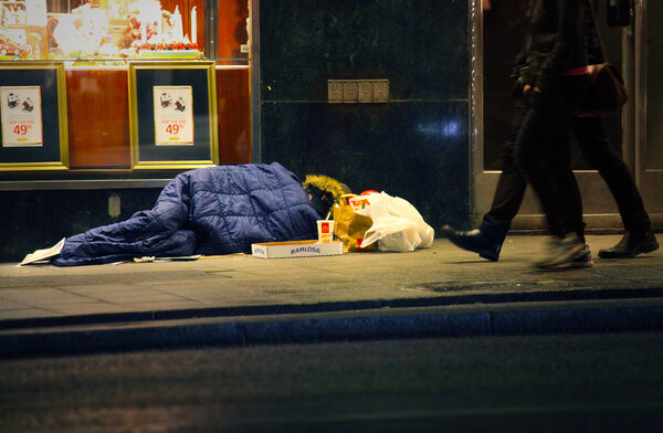 Бездомный спит на улице