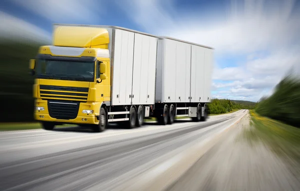 Vrachtwagen rijden op land-weg — Stockfoto