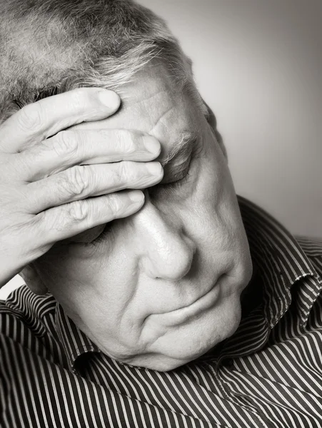 Senior man met een hoofdpijn — Stockfoto
