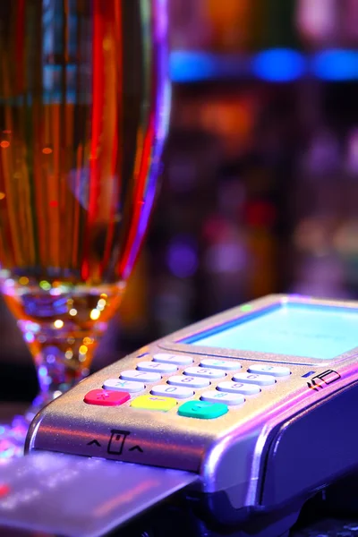 Paying Drink With Credit Card — Stock Photo, Image