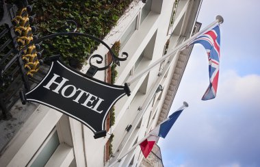 hotel işareti üzerine bina giriş