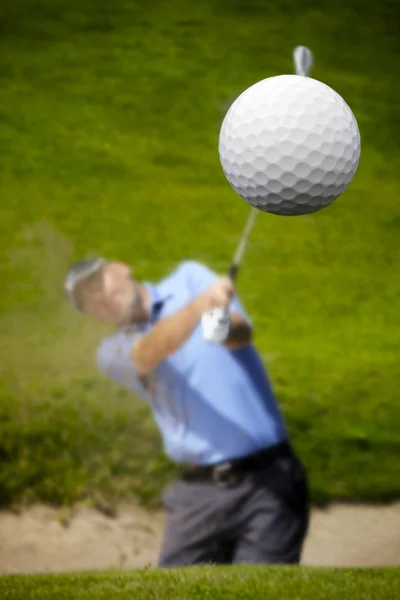 Golfista střílet golfový míček — Stock fotografie