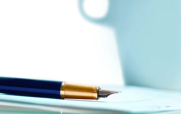 Papel com caneta e uma xícara de café — Fotografia de Stock