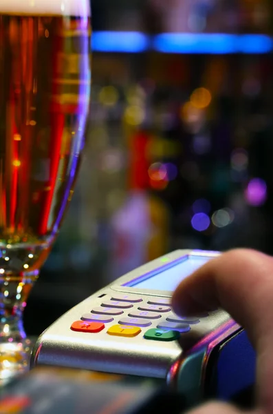 Betala drink med kreditkort — Stockfoto