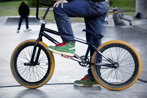 Jinete alojado en bicicleta —  Fotos de Stock