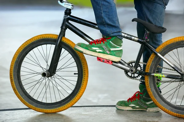 Rider staying with bicycle — Stock Photo, Image