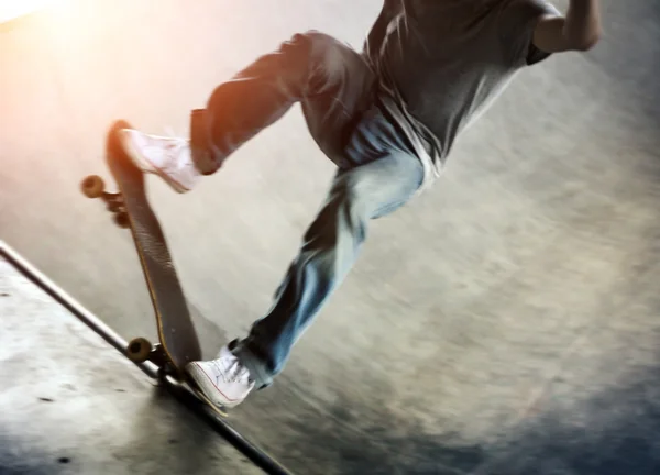 Skateboardista dělá trik — Stock fotografie